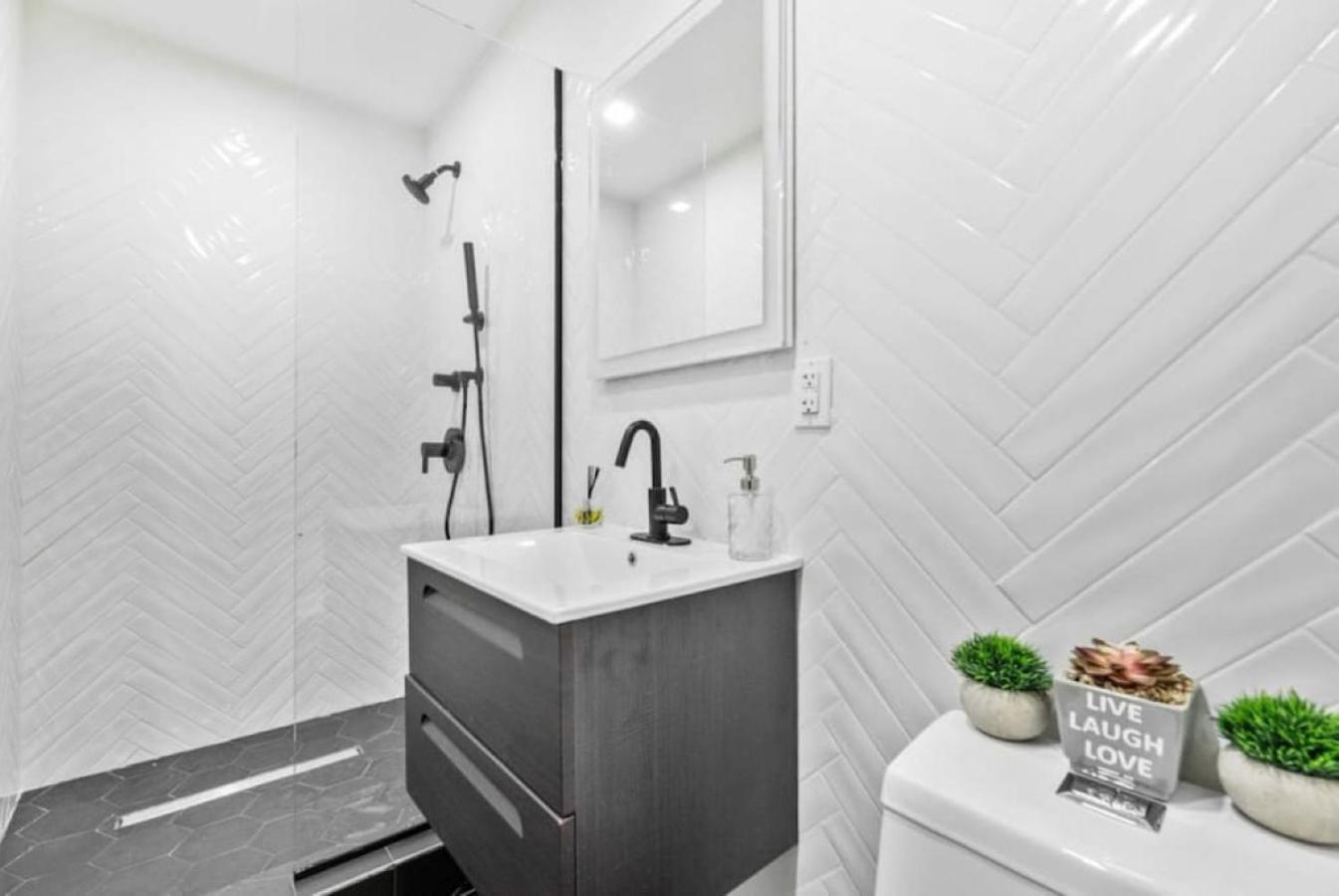 Appartement Luxe Studio With Charming Juliet Balcony à New York Extérieur photo