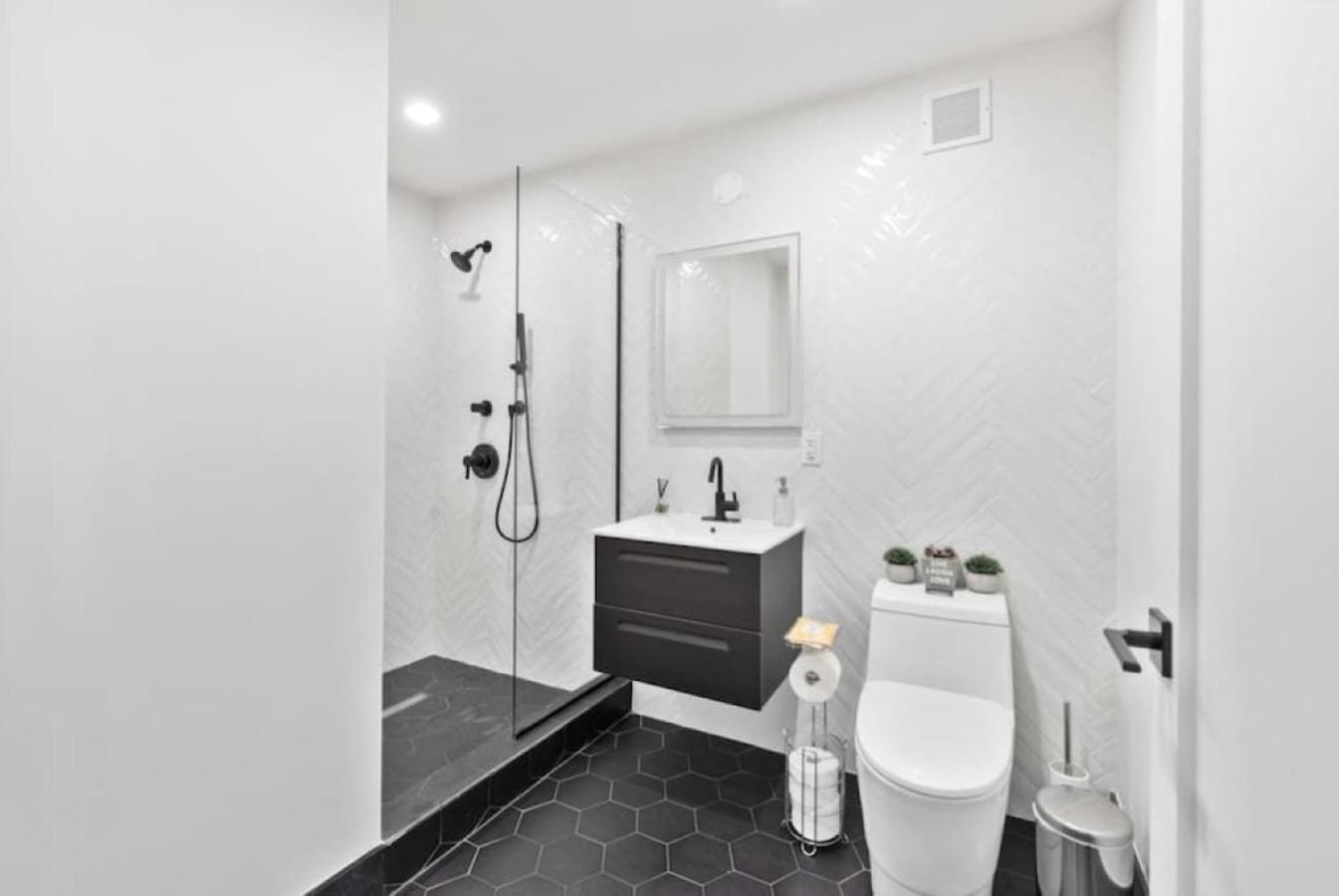 Appartement Luxe Studio With Charming Juliet Balcony à New York Extérieur photo
