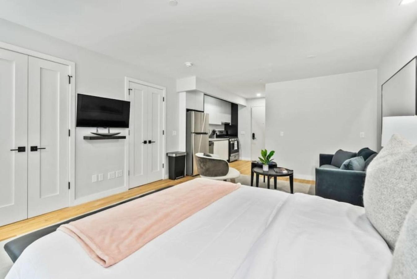 Appartement Luxe Studio With Charming Juliet Balcony à New York Extérieur photo