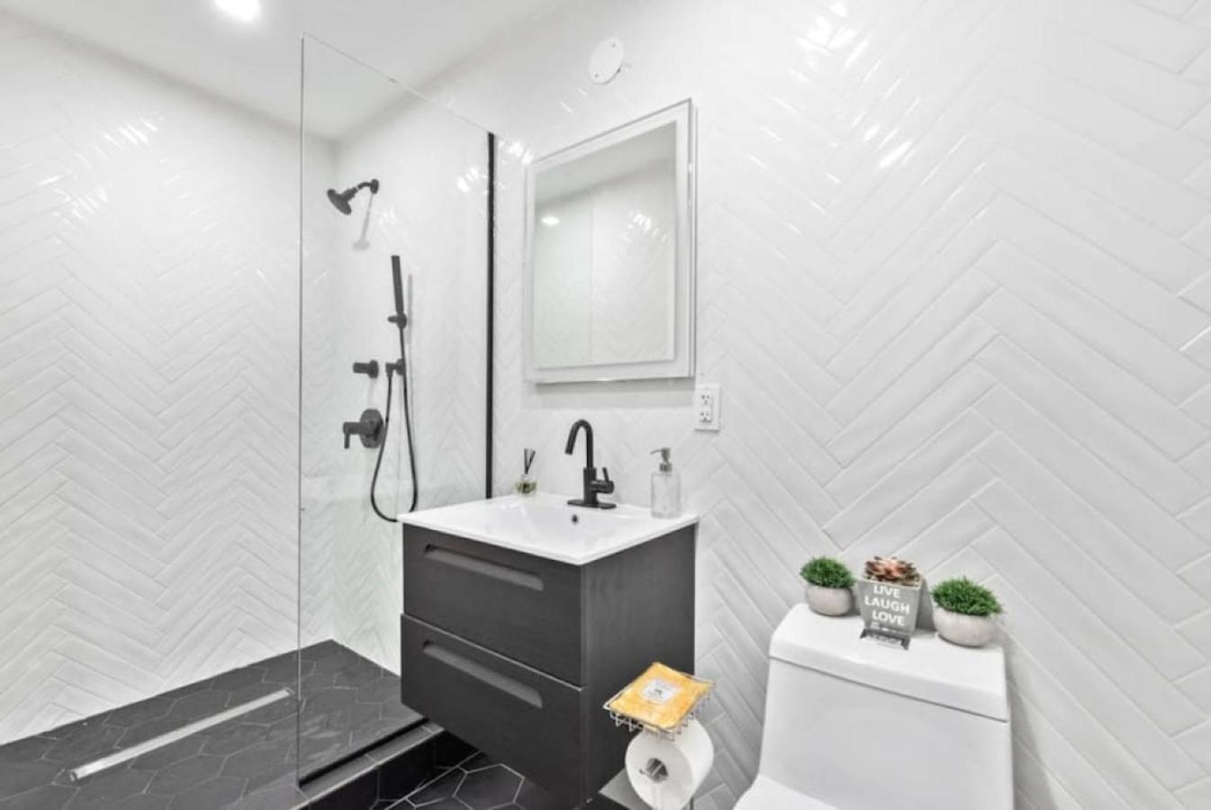 Appartement Luxe Studio With Charming Juliet Balcony à New York Extérieur photo