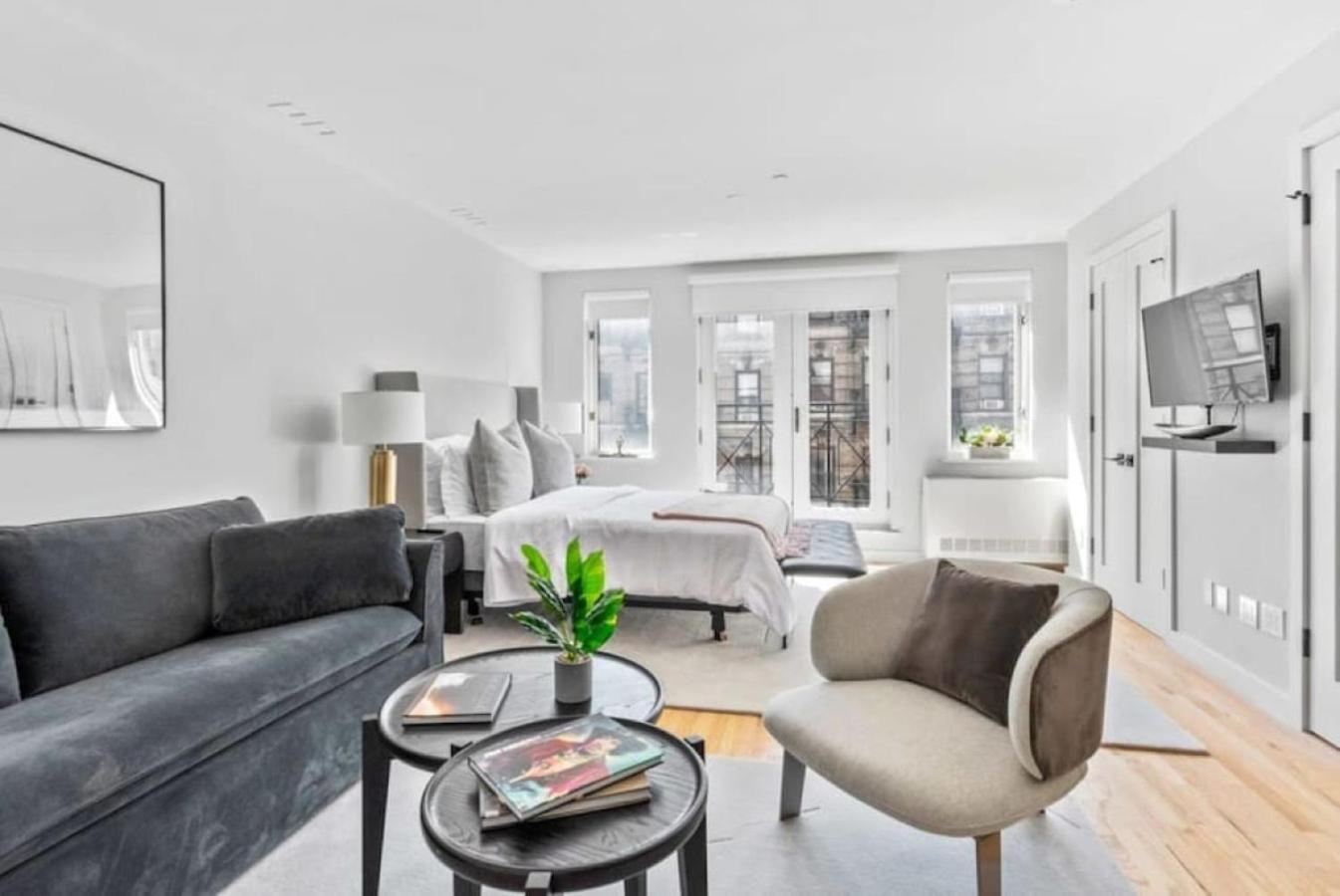 Appartement Luxe Studio With Charming Juliet Balcony à New York Extérieur photo