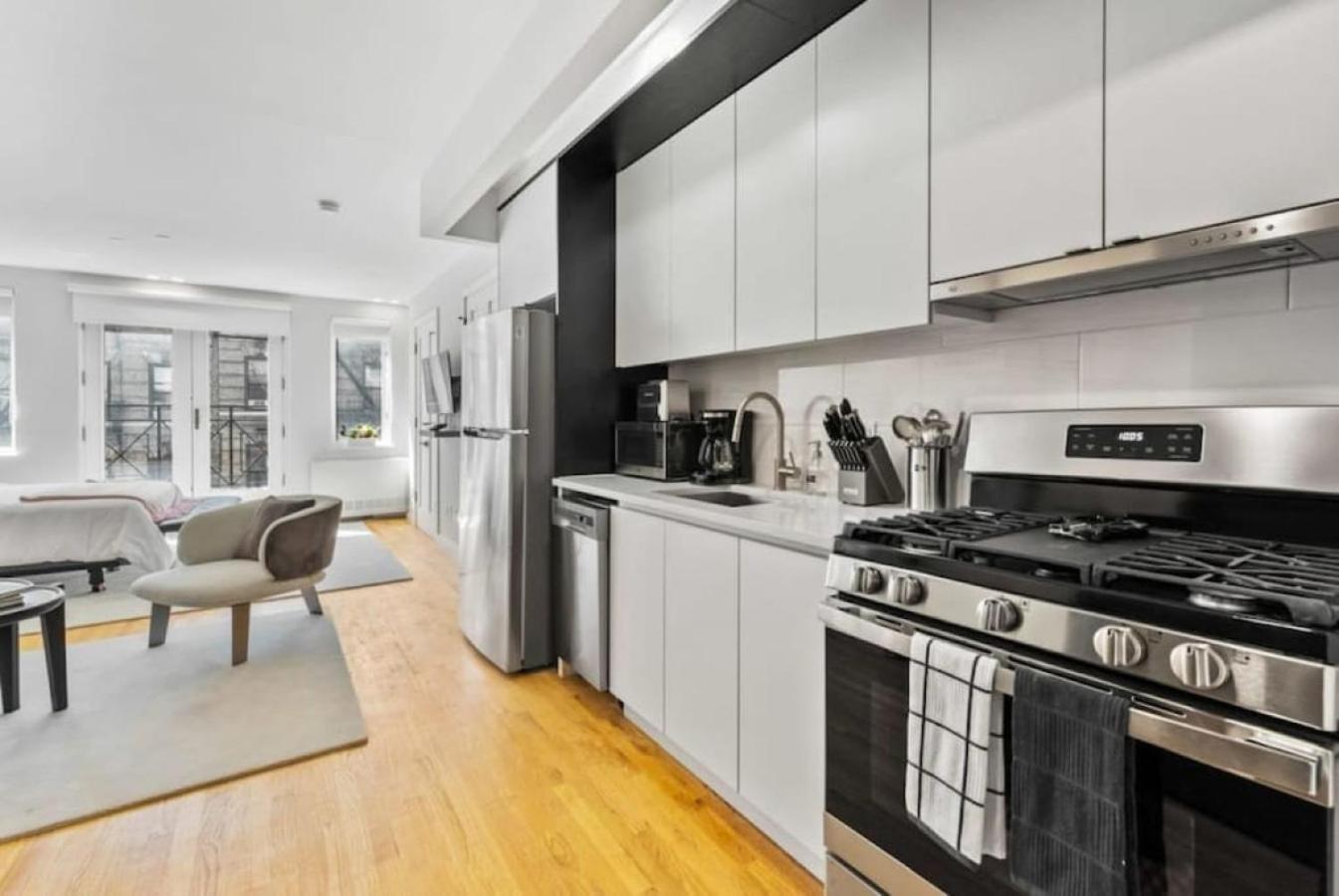 Appartement Luxe Studio With Charming Juliet Balcony à New York Extérieur photo