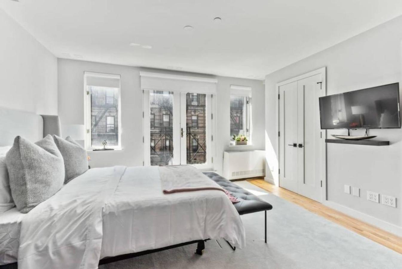 Appartement Luxe Studio With Charming Juliet Balcony à New York Extérieur photo