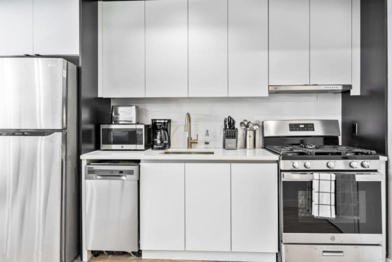 Appartement Luxe Studio With Charming Juliet Balcony à New York Extérieur photo