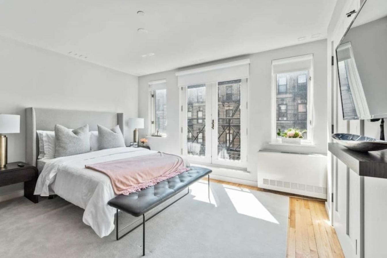 Appartement Luxe Studio With Charming Juliet Balcony à New York Extérieur photo