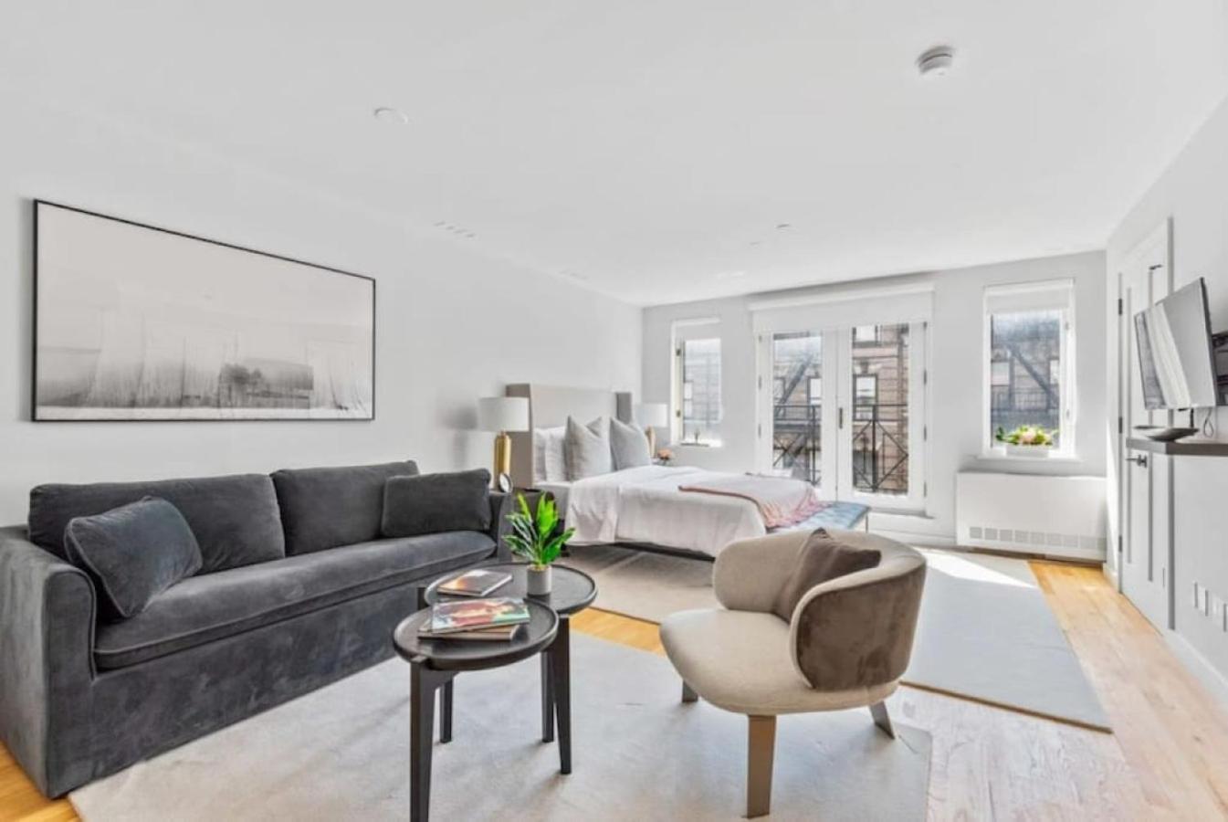 Appartement Luxe Studio With Charming Juliet Balcony à New York Extérieur photo