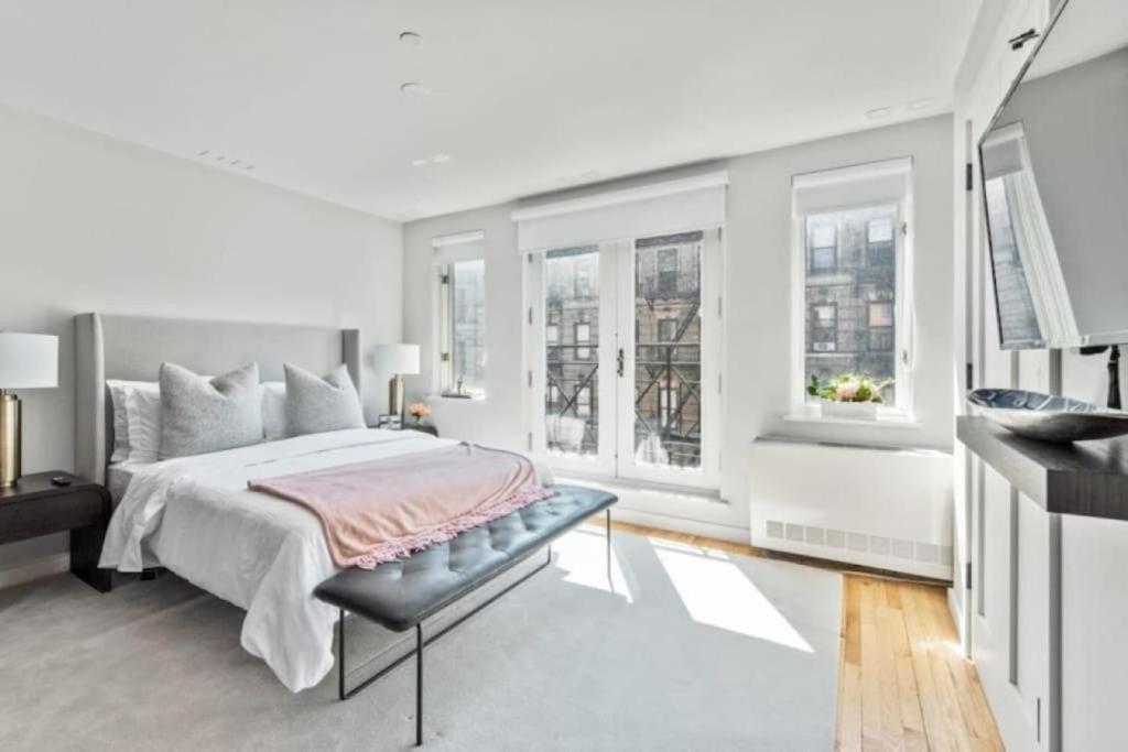 Appartement Luxe Studio With Charming Juliet Balcony à New York Extérieur photo