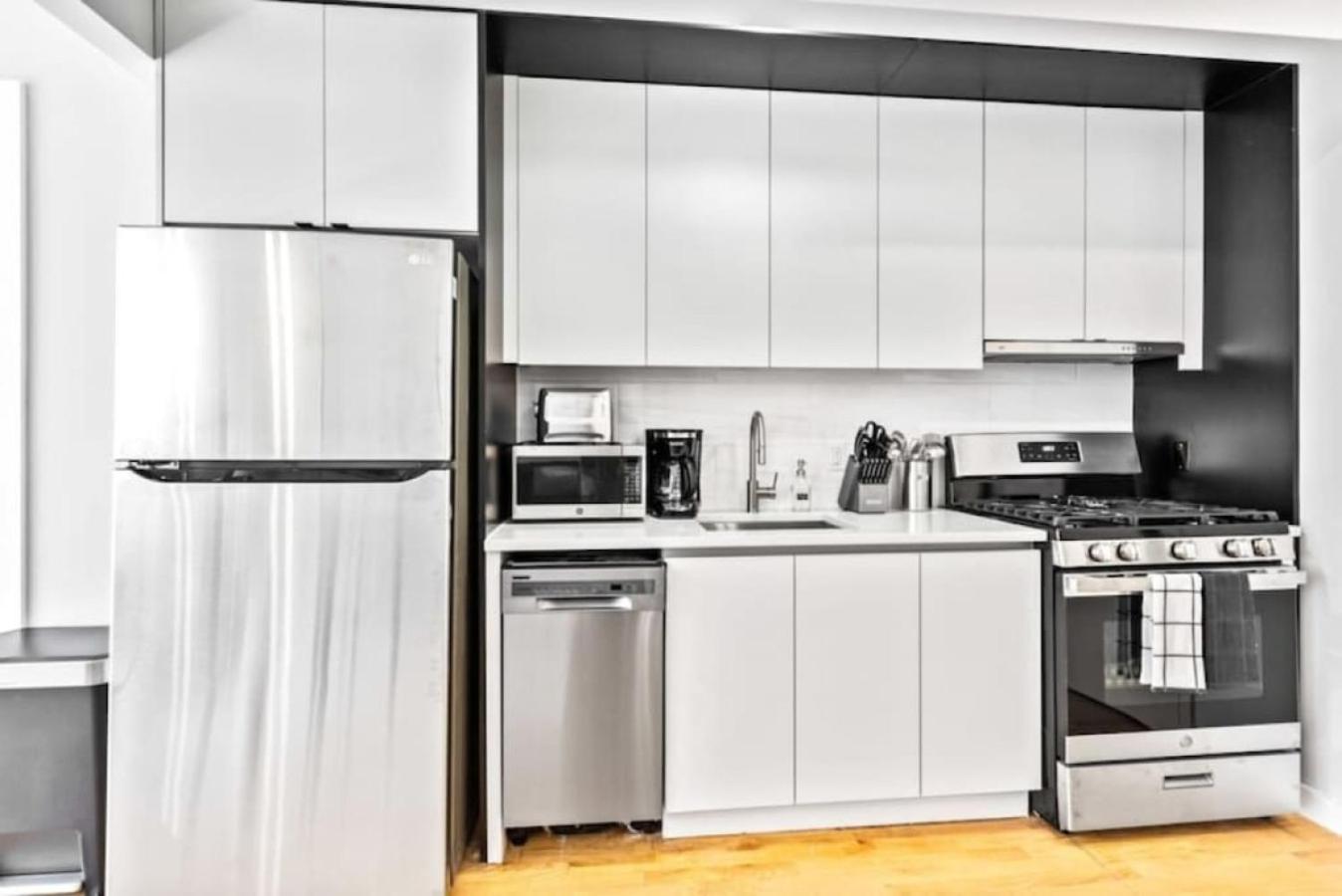 Appartement Luxe Studio With Charming Juliet Balcony à New York Extérieur photo