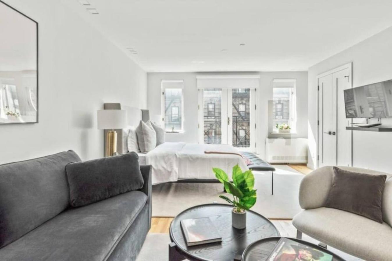 Appartement Luxe Studio With Charming Juliet Balcony à New York Extérieur photo