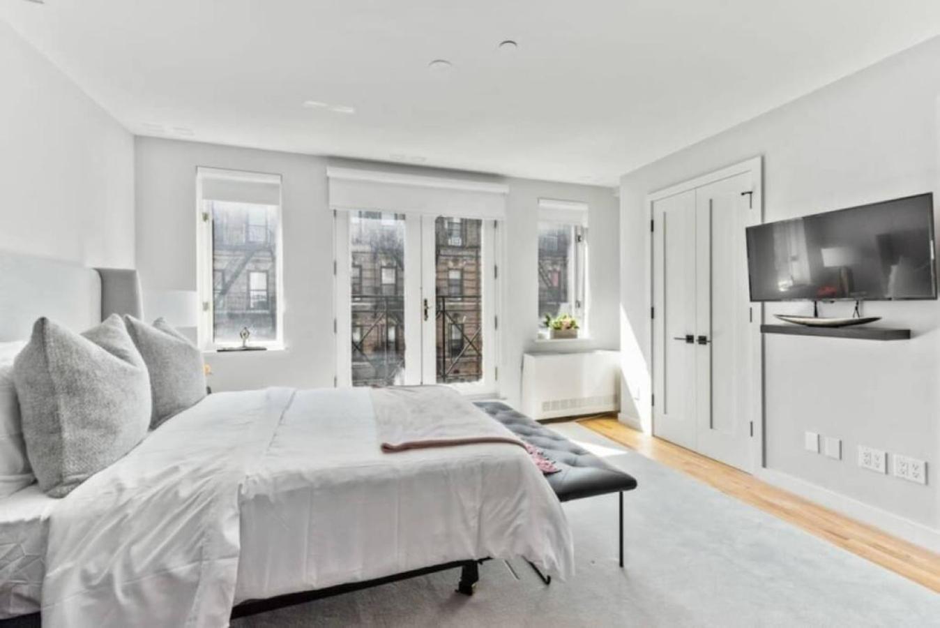Appartement Luxe Studio With Charming Juliet Balcony à New York Extérieur photo