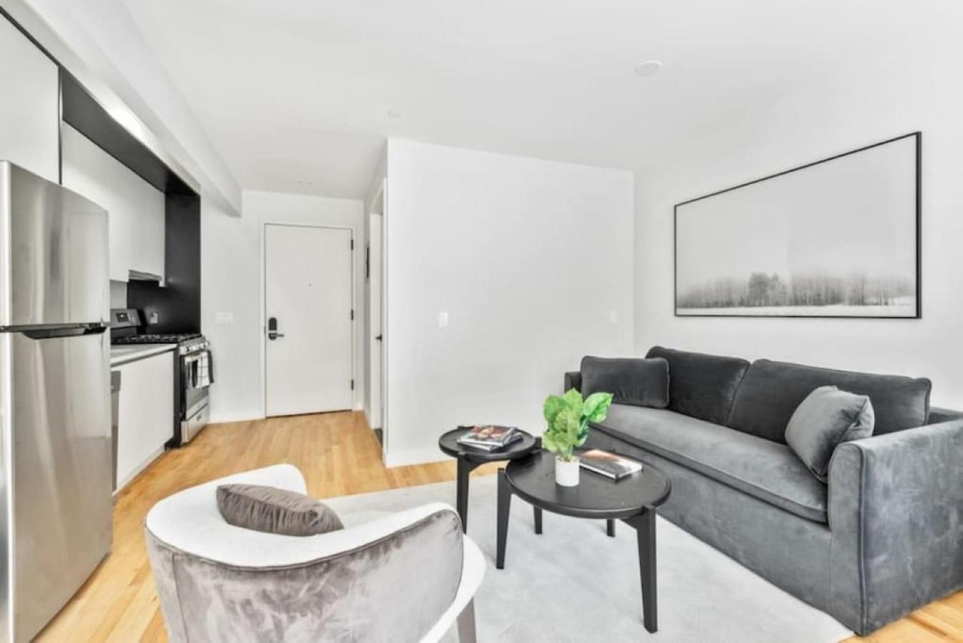 Appartement Luxe Studio With Charming Juliet Balcony à New York Extérieur photo