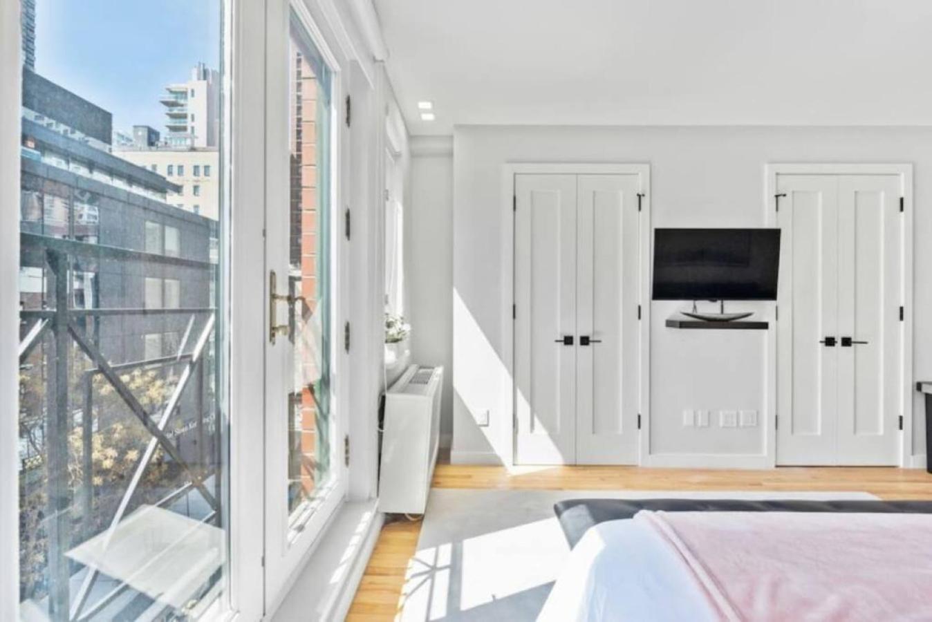 Appartement Luxe Studio With Charming Juliet Balcony à New York Extérieur photo