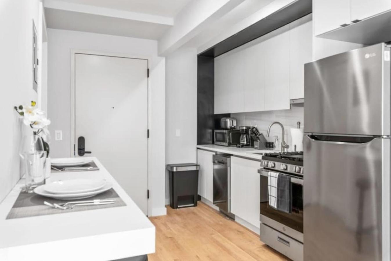 Appartement Luxe Studio With Charming Juliet Balcony à New York Extérieur photo