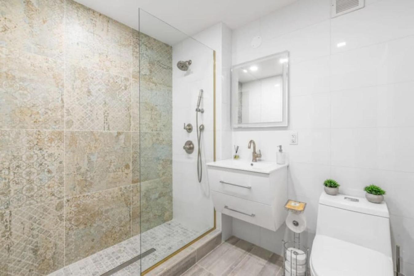 Appartement Luxe Studio With Charming Juliet Balcony à New York Extérieur photo