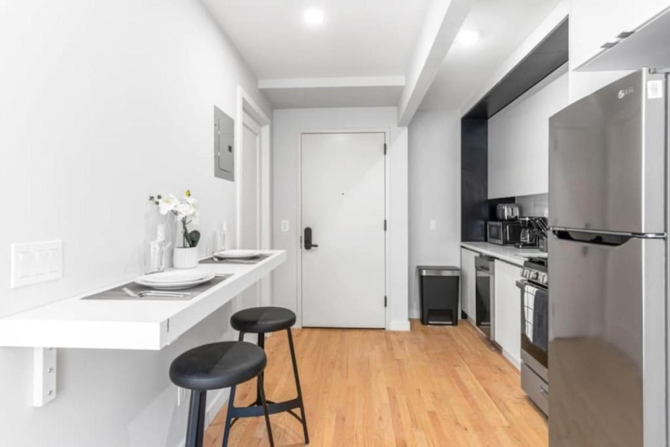 Appartement Luxe Studio With Charming Juliet Balcony à New York Extérieur photo