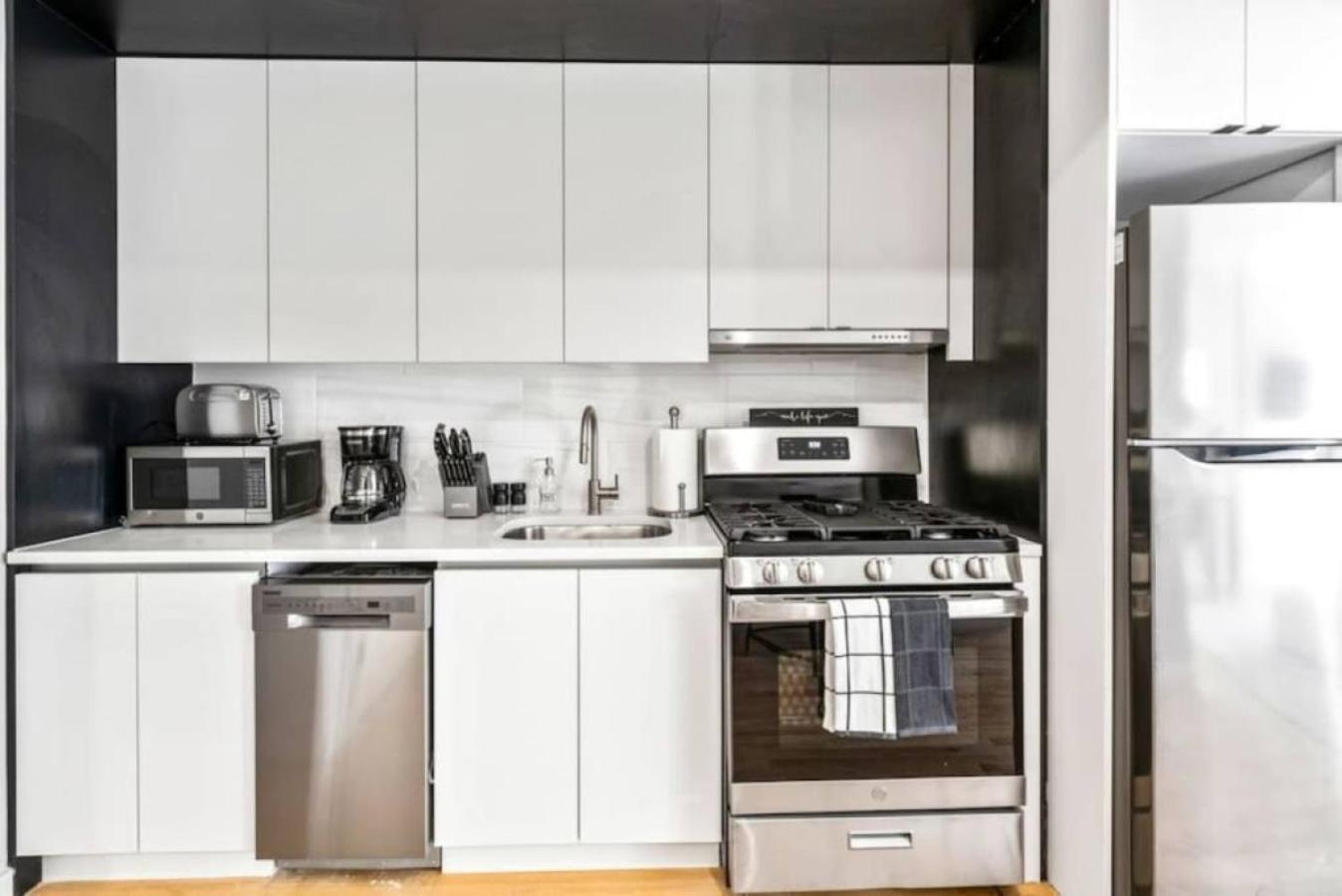 Appartement Luxe Studio With Charming Juliet Balcony à New York Extérieur photo