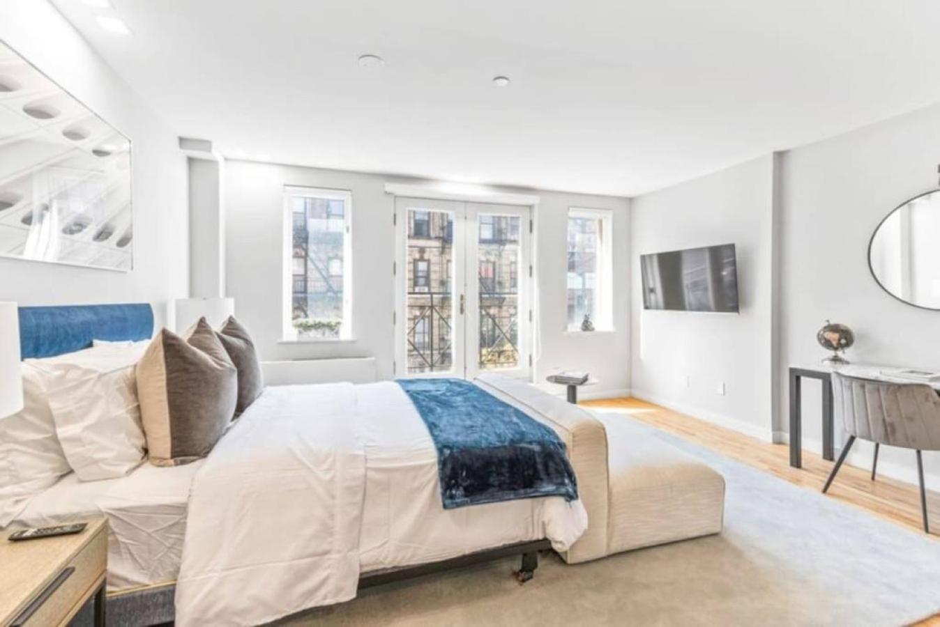 Appartement Luxe Studio With Charming Juliet Balcony à New York Extérieur photo
