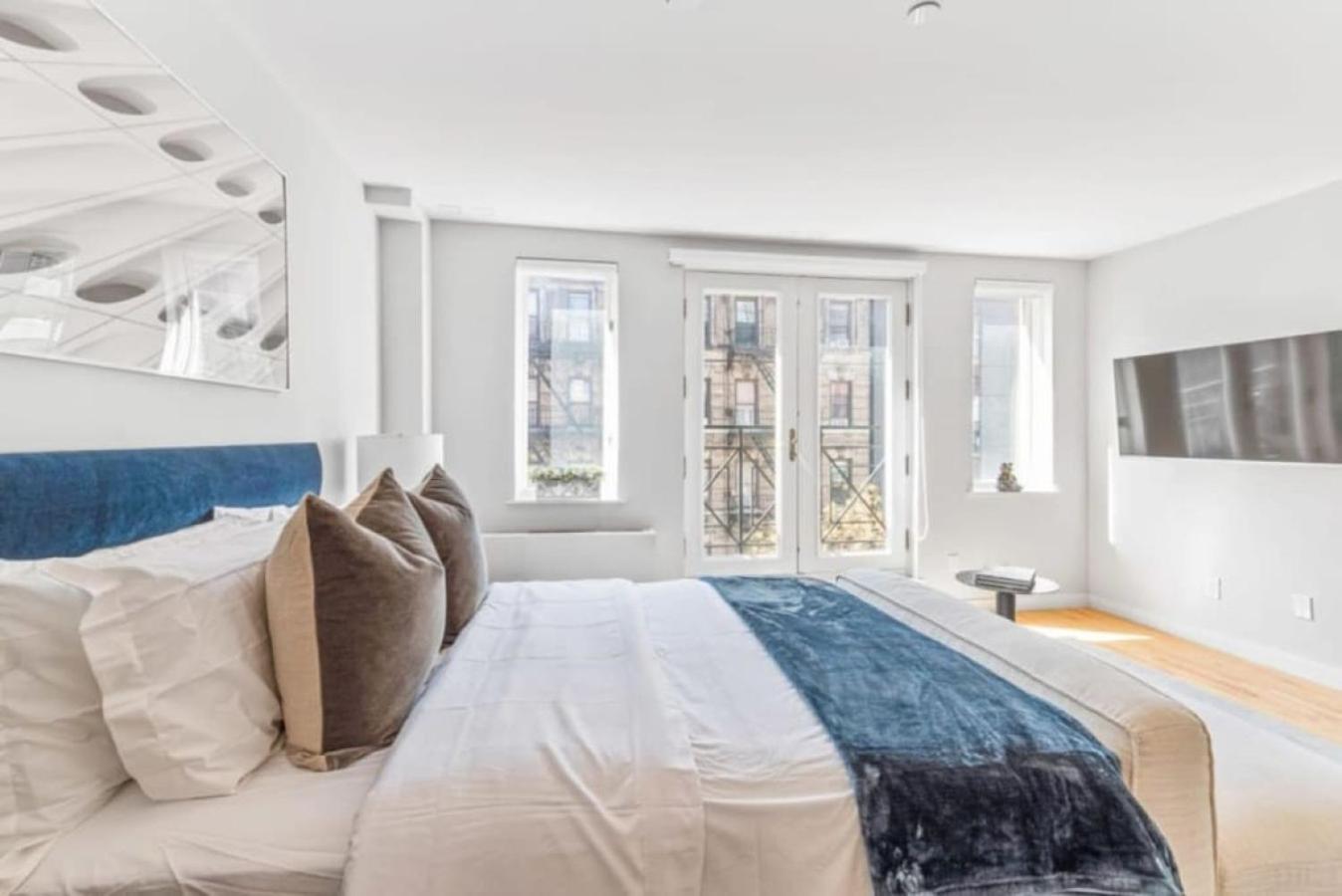 Appartement Luxe Studio With Charming Juliet Balcony à New York Extérieur photo